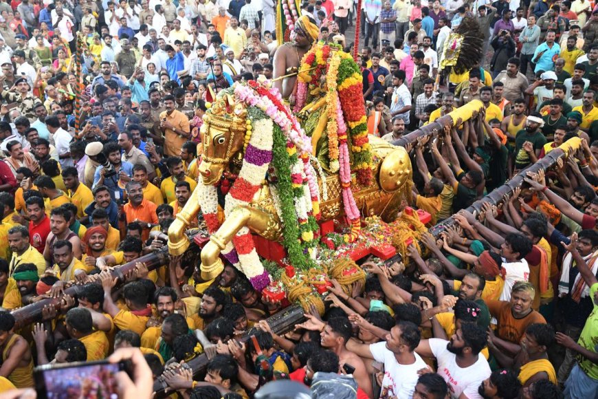 ‘Lord Kallazhagar descends into river Vaigai’ as part of Chithirai Brahmotsavam